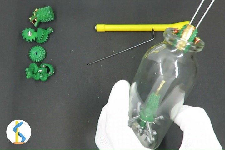 からくり瓶 ~Bottled Karakuri~ ～大人の趣味「動きを楽しむArt Bottle」は 子供たちが両親と楽しむ 「瓶の中で動くメカメカおもちゃ」～ / OKs 代表者：東京科学大学 斎藤 天丸